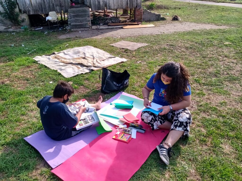 Criança atendida pela Passos da Criança em projeto com educadora