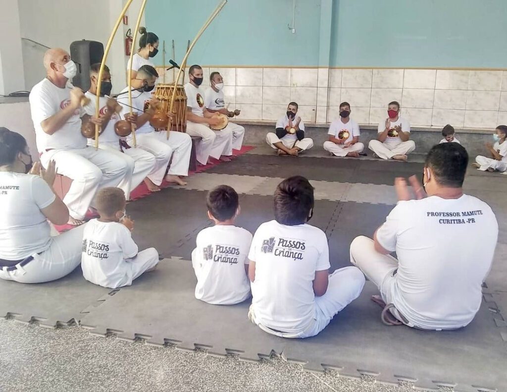 O que é ensinado na oficina de Capoeira e como isso contribui para o desenvolvimento?